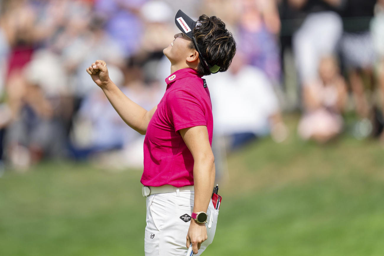 米ツアー初優勝した岩井明愛は空を見上げた（AP)