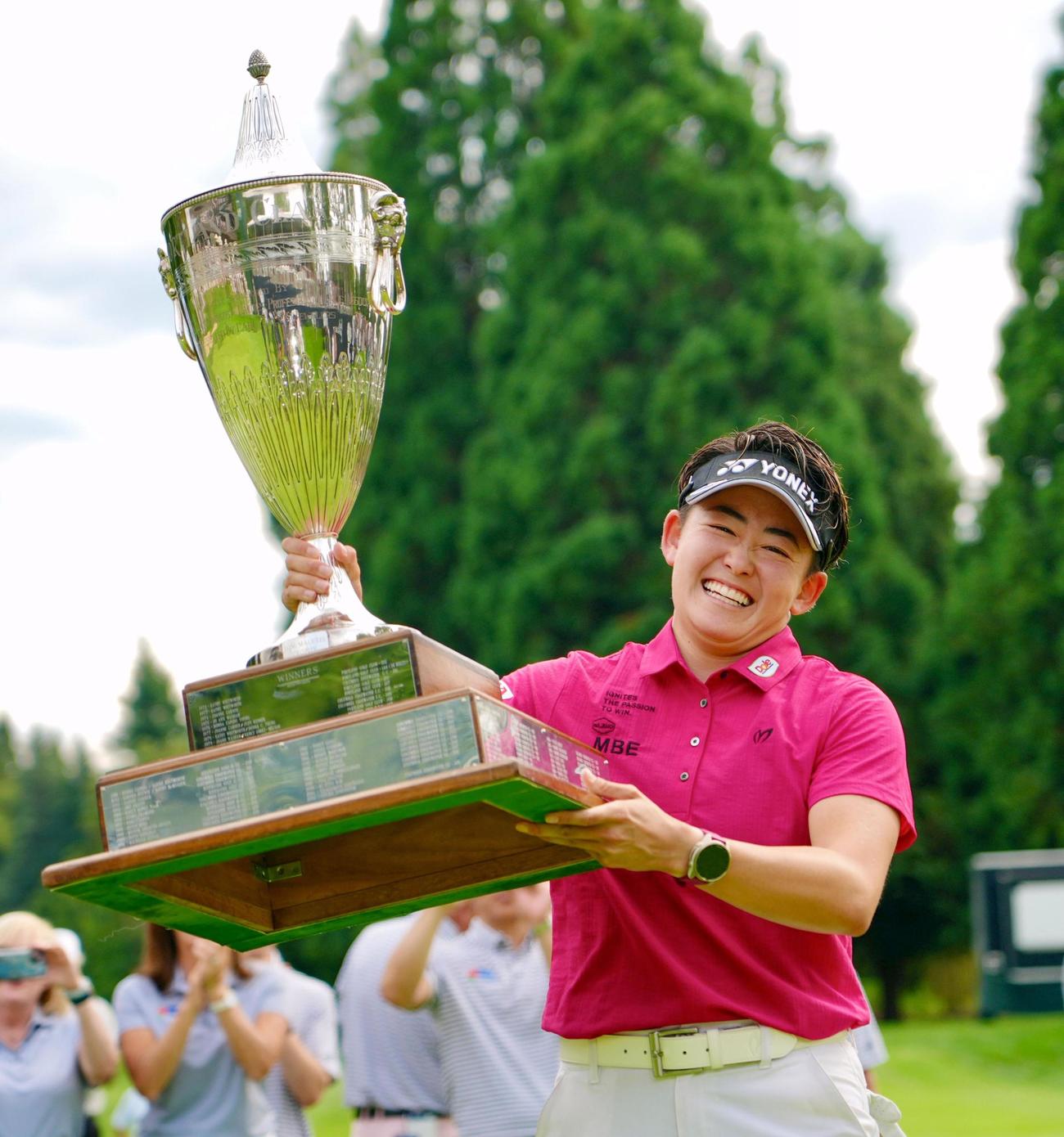 米女子ゴルフのポートランド・クラシックでツアー初優勝を果たし、トロフィーを掲げ笑顔の岩井明愛（共同）