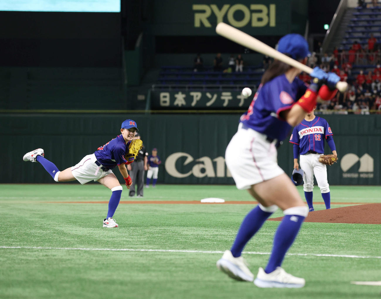 始球式で打者の岩井千怜に投球する岩井明愛（2023年7月15日撮影）