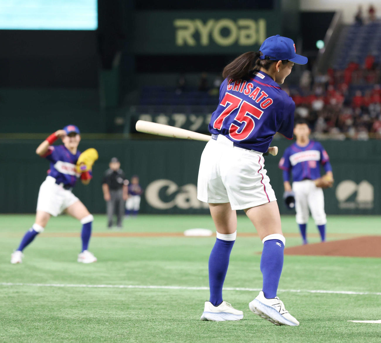 始球式で岩井明愛の投球に空振りする岩井千怜（2023年7月15日撮影）