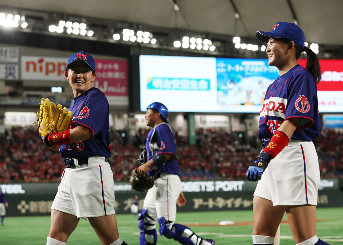 始球式を務め、笑顔を見せる岩井明愛（左）と岩井千怜（2023年7月15日撮影）
