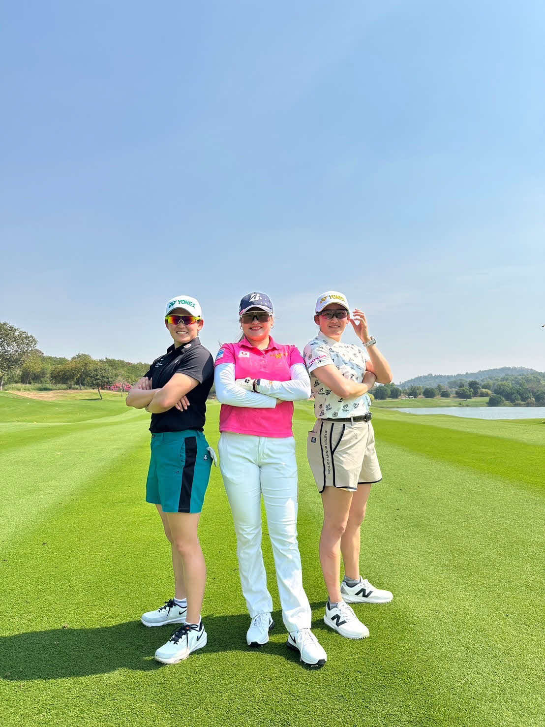 オフに岩井姉妹と合宿を行った桑木志帆（中央）。左が岩井明、右が岩井千（桑木提供写真）
