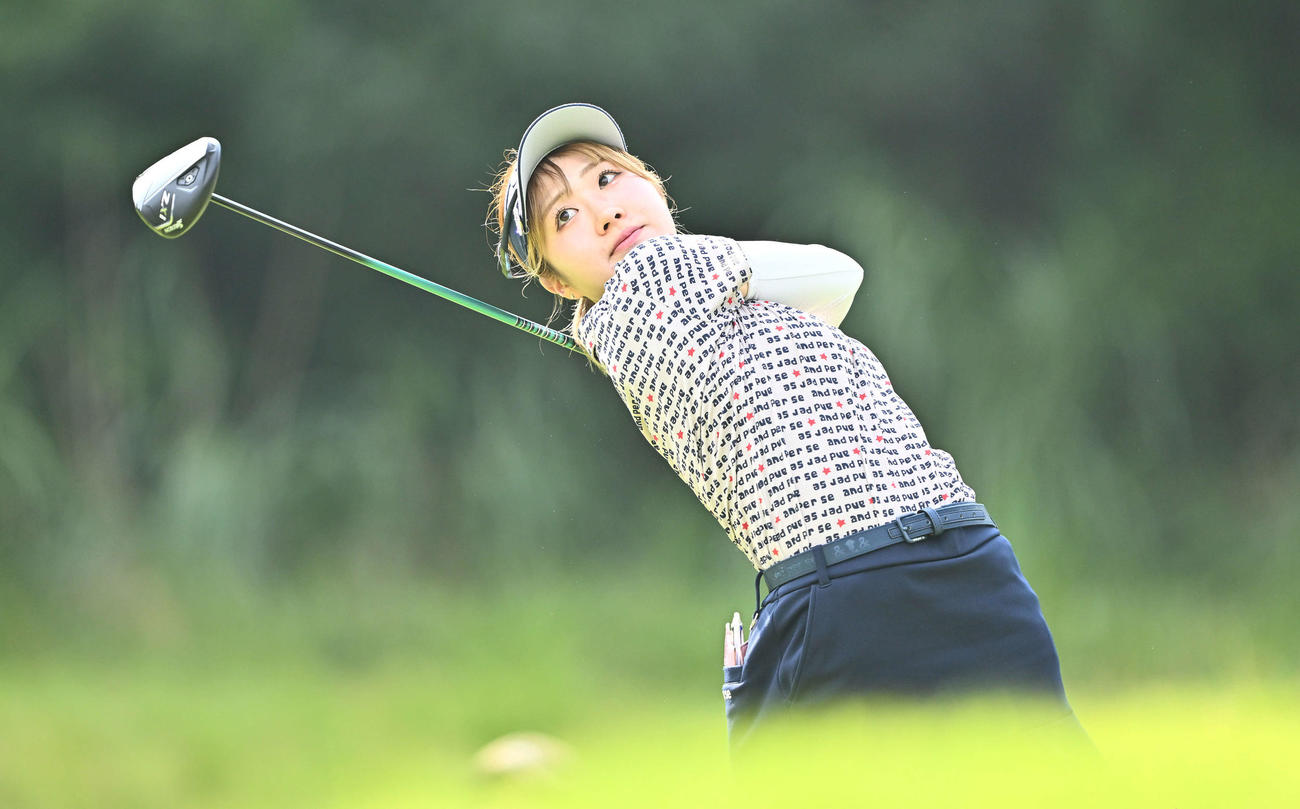 4番、ティーショットを放つ都（撮影・滝沢徹郎）