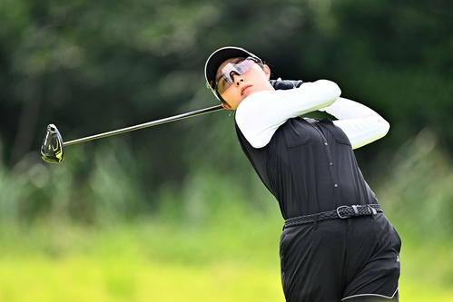 4番、ティーショットを放つ大里（撮影・滝沢徹郎）