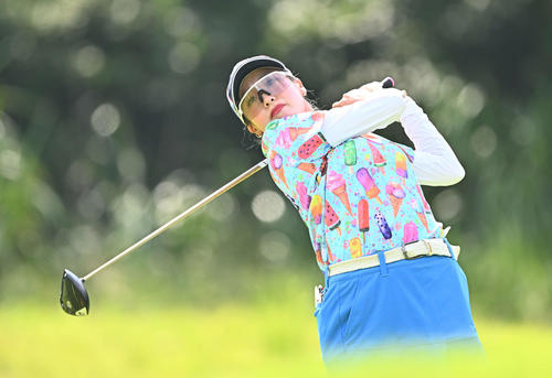 4番、ティーショットを放つ桑木（撮影・滝沢徹郎）