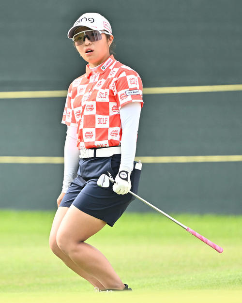 18番、ショットが外れがっかりする佐久間（撮影・滝沢徹郎）