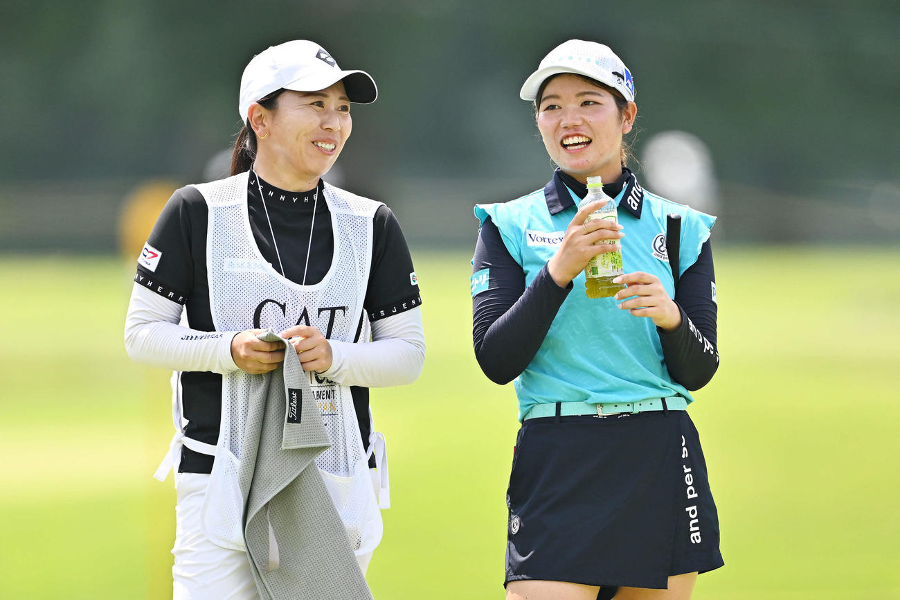 18番、談笑する桜井（右）とキャディーの吉田（撮影・滝沢徹郎）