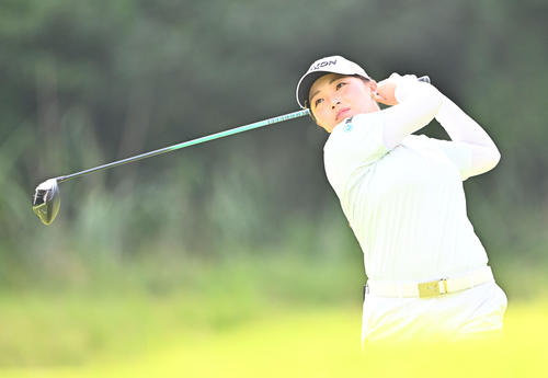 4番、ティーショットを放つ高久（撮影・滝沢徹郎）
