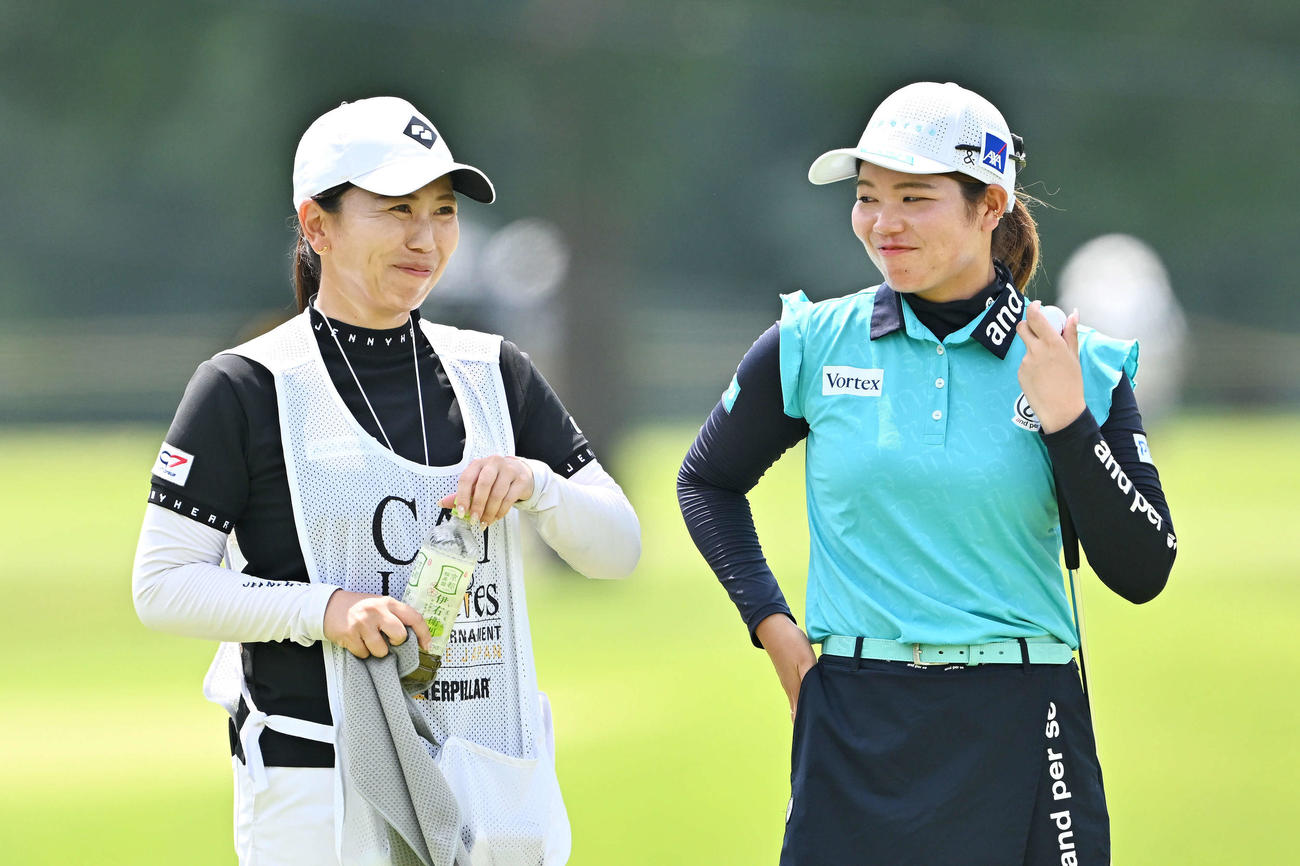 18番、談笑する桜井（右）とキャディーの吉田（撮影・滝沢徹郎）