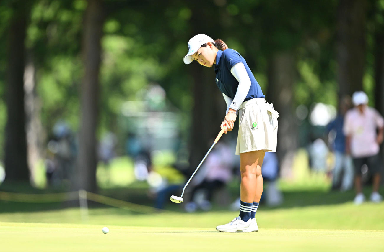 5番、パットを放つ佐藤（撮影・滝沢徹郎）