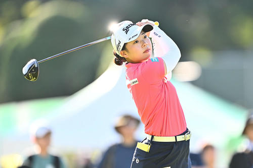 10番、ティーショットを放つ菅（撮影・滝沢徹郎）