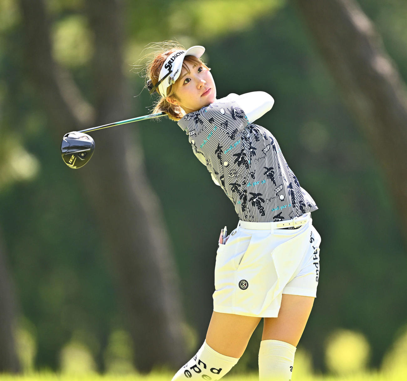 6番、ティーショットを放つ都（撮影・滝沢徹郎）