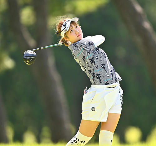 6番、ティーショットを放つ都（撮影・滝沢徹郎）