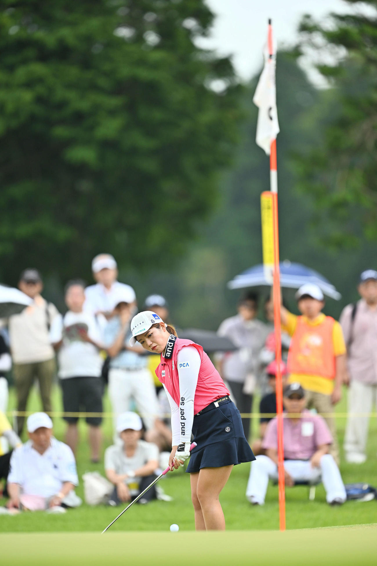 3番、パットを放つ桜井（撮影・滝沢徹郎）