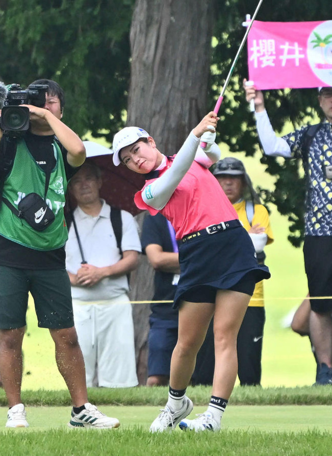 3番、ティーショットを放つ桜井（撮影・滝沢徹郎）