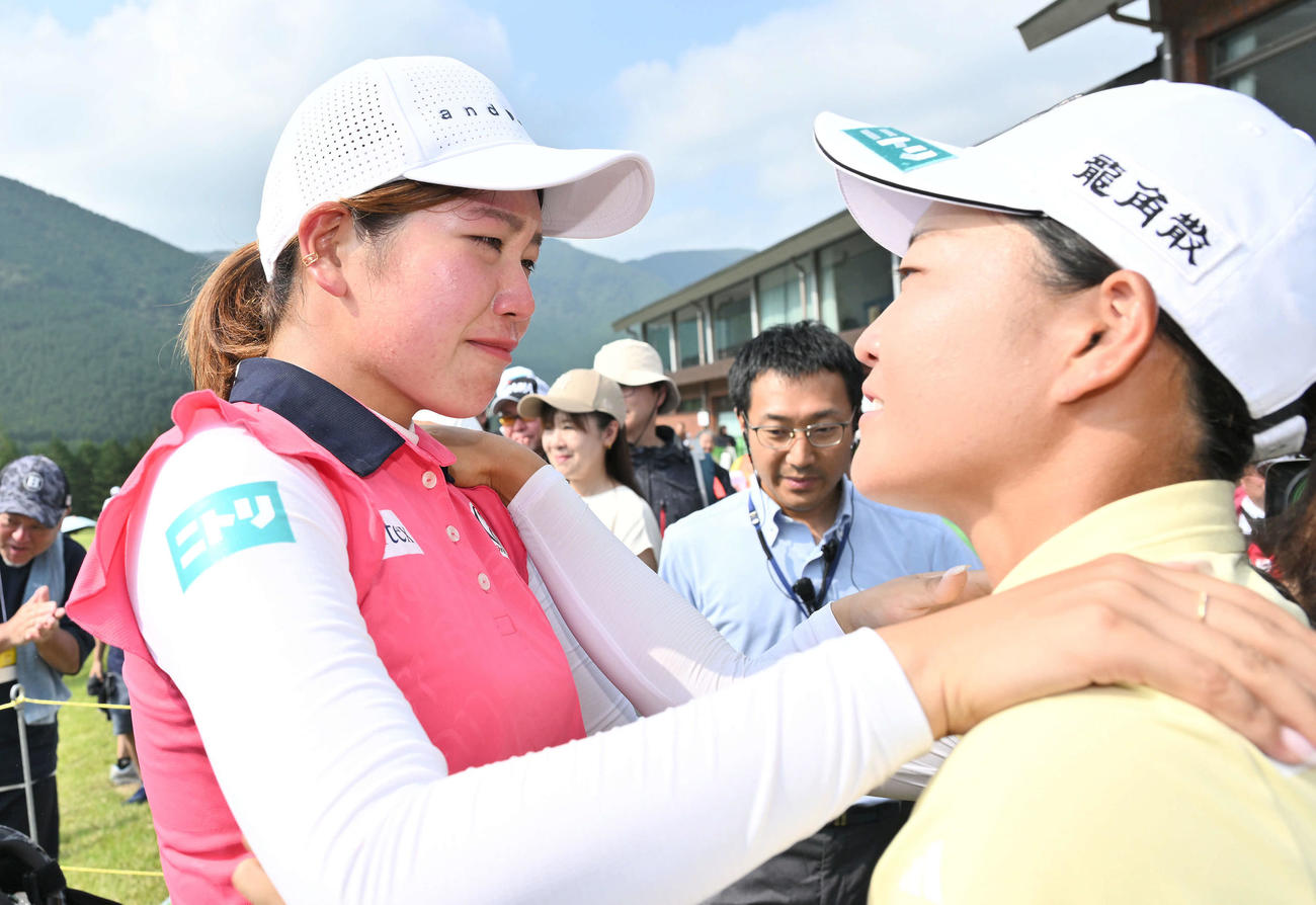 優勝を決めた桜井（左）は佐藤から祝福される（撮影・滝沢徹郎）