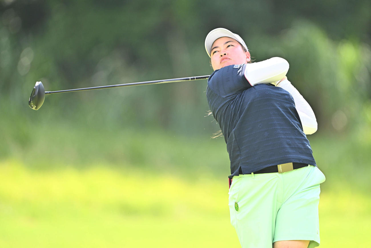 4番、ティーショットを放つ入谷（撮影・滝沢徹郎）