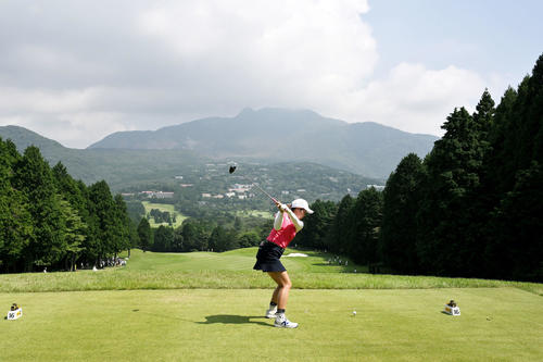 16番、ティーショットを放つ桜井（撮影・滝沢徹郎）