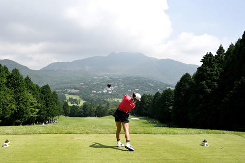 16番、ティーショットを放つ桜井（撮影・滝沢徹郎）