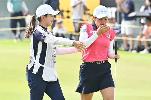 優勝を決めた桜井はうれし涙を流す。左はキャディーを務めた吉田（撮影・滝沢徹郎）