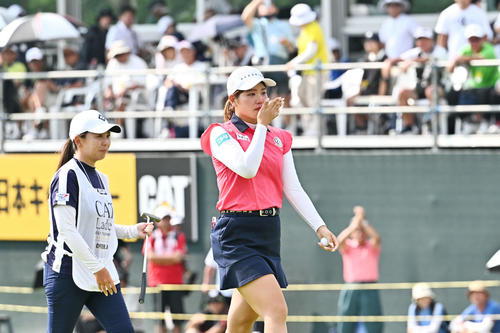 優勝を決めた桜井はうれし涙を流す。左はキャディーを務めた吉田（撮影・滝沢徹郎）