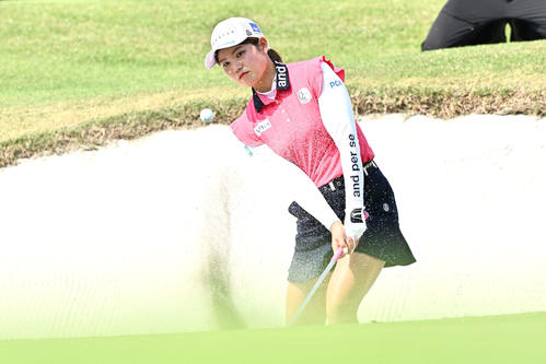 18番、3打目のバンカーショットを放つ桜井（撮影・滝沢徹郎）