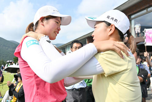 優勝を決めた桜井（左）は佐藤から祝福される（撮影・滝沢徹郎）