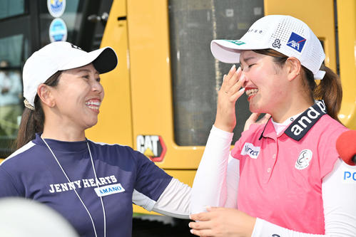 優勝インタビューで佐藤（右）は感極まりキャディーを務めた吉田からねぎらわれる（撮影・滝沢徹郎）