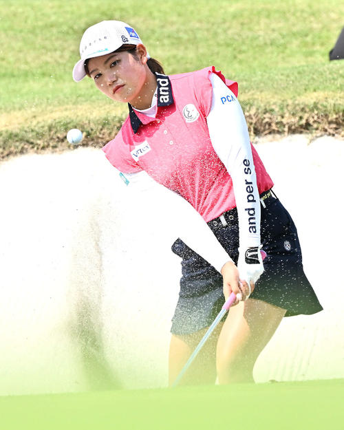 18番、3打目のバンカーショットを放つ桜井（撮影・滝沢徹郎）