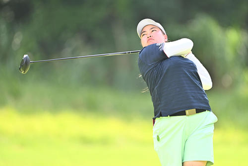 4番、ティーショットを放つ入谷（撮影・滝沢徹郎）