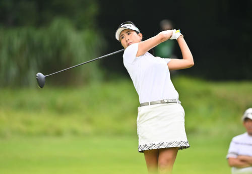 4番、ティーショットを放つ木戸（撮影・滝沢徹郎）