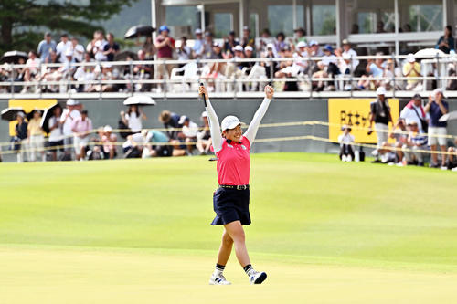 18番、優勝を決めガッツポーズする桜井（撮影・滝沢徹郎）