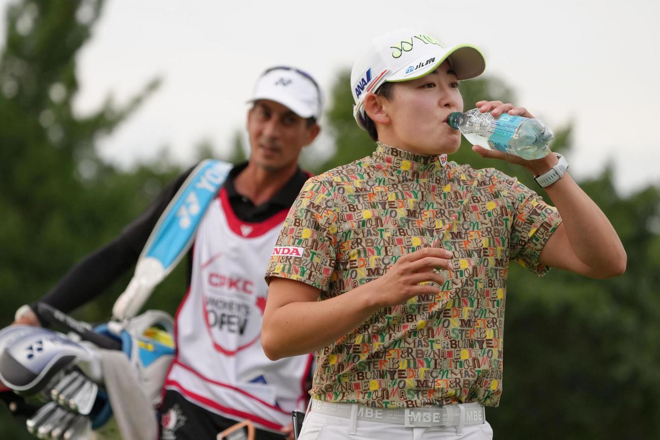 第3ラウンド、ホールアウトし水分補給する岩井明愛。通算8アンダーで3位（共同）