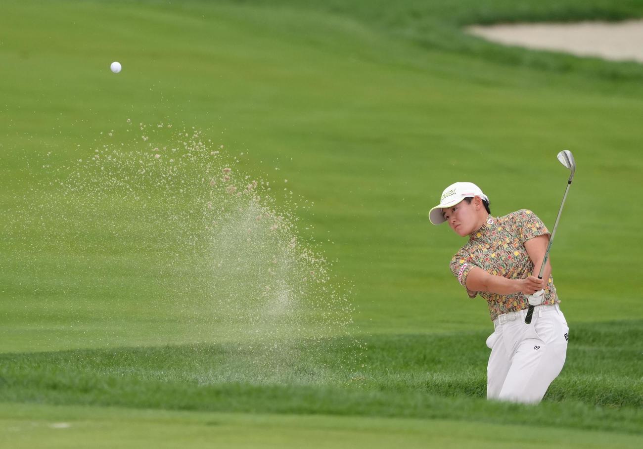 第3ラウンド、バンカーショットを放つ岩井明愛。通算8アンダーで3位（共同）