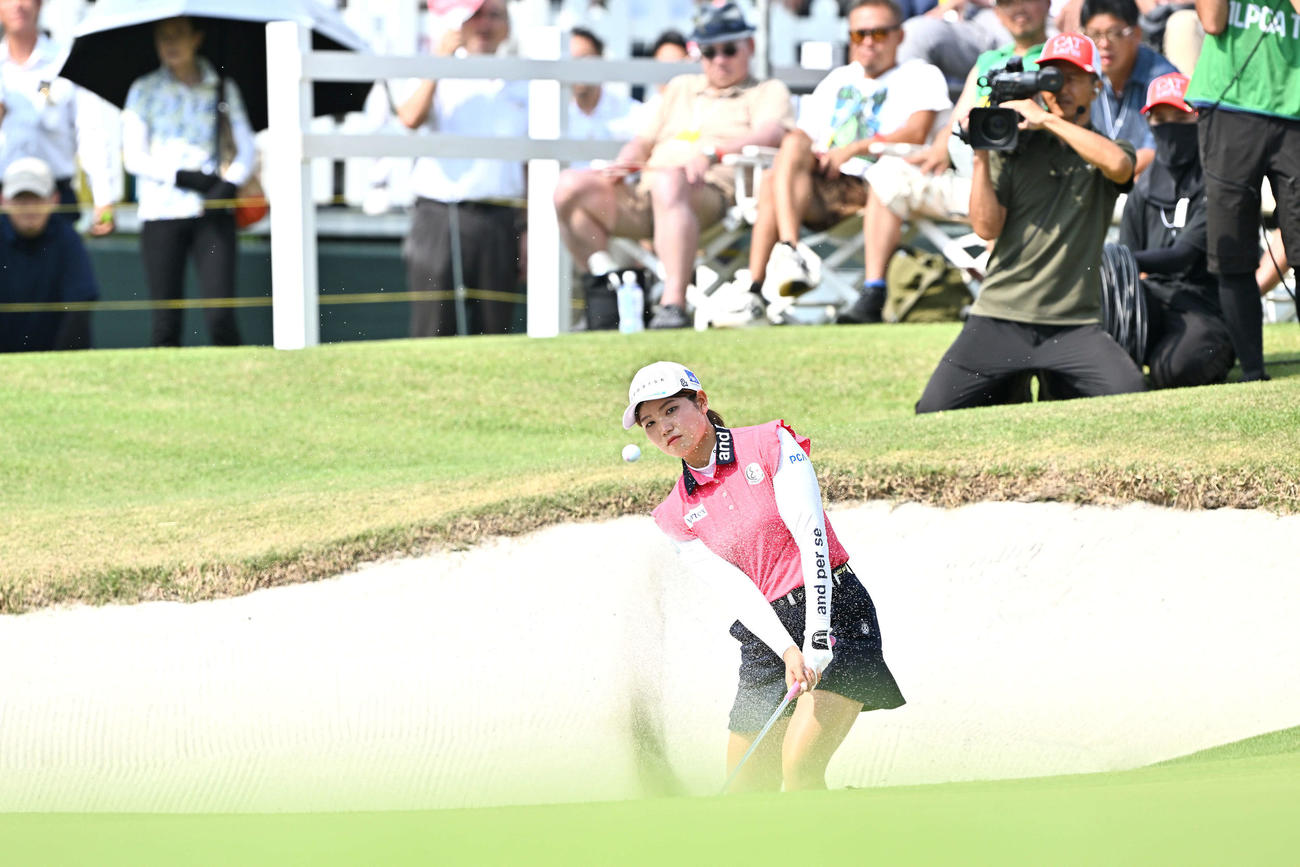 18番、3打目のバンカーショットを放つ桜井（撮影・滝沢徹郎）