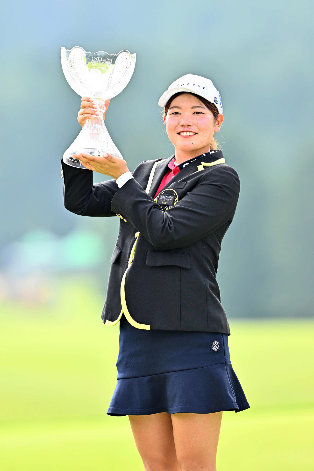 表彰式で優勝トロフィーを掲げる桜井（撮影・滝沢徹郎）