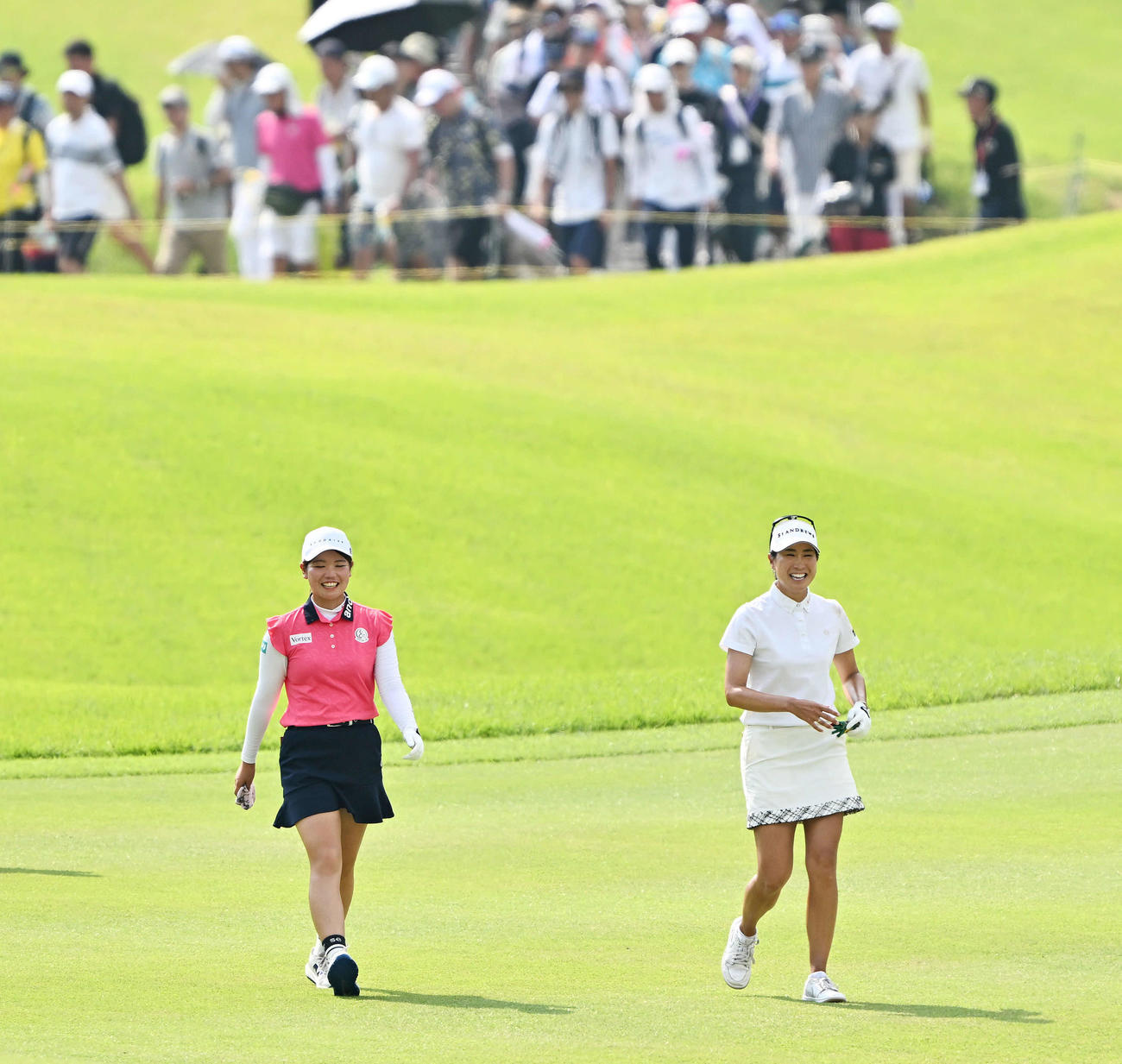 18番、ラウンドする桜井（左）と木戸（撮影・滝沢徹郎）