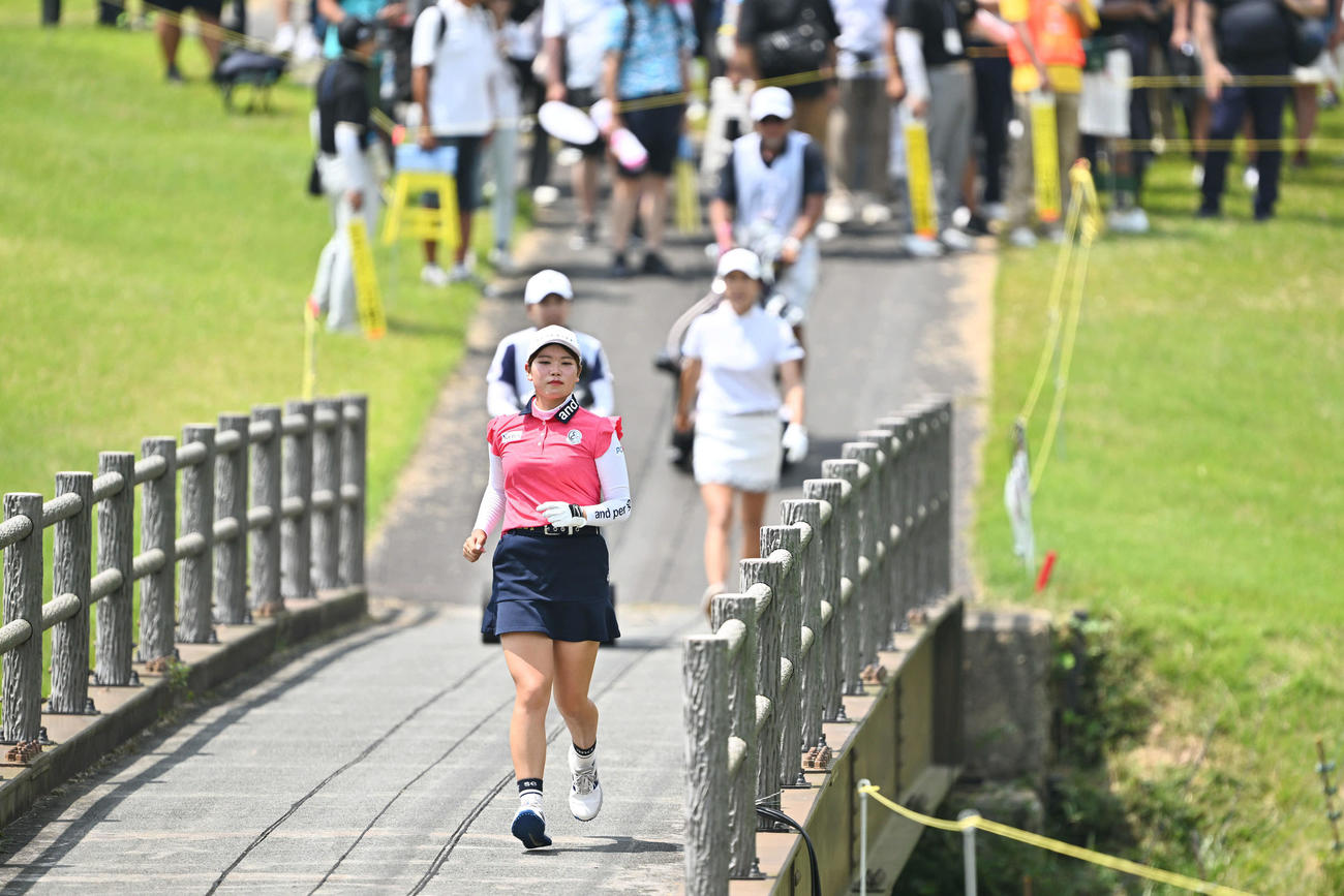 9番、コースの橋を渡る桜井（撮影・滝沢徹郎）