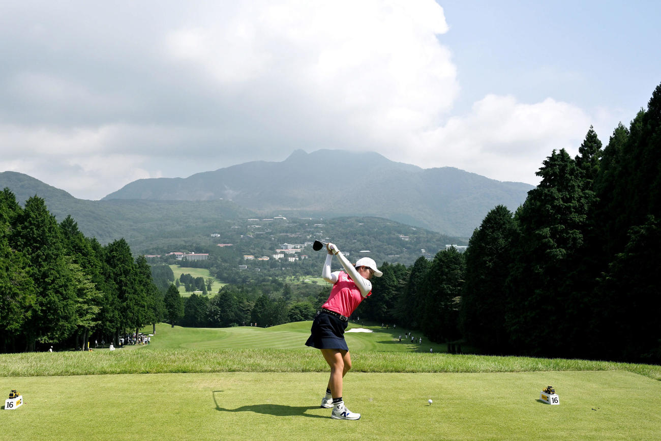 16番、ティーショットを放つ桜井（撮影・滝沢徹郎）