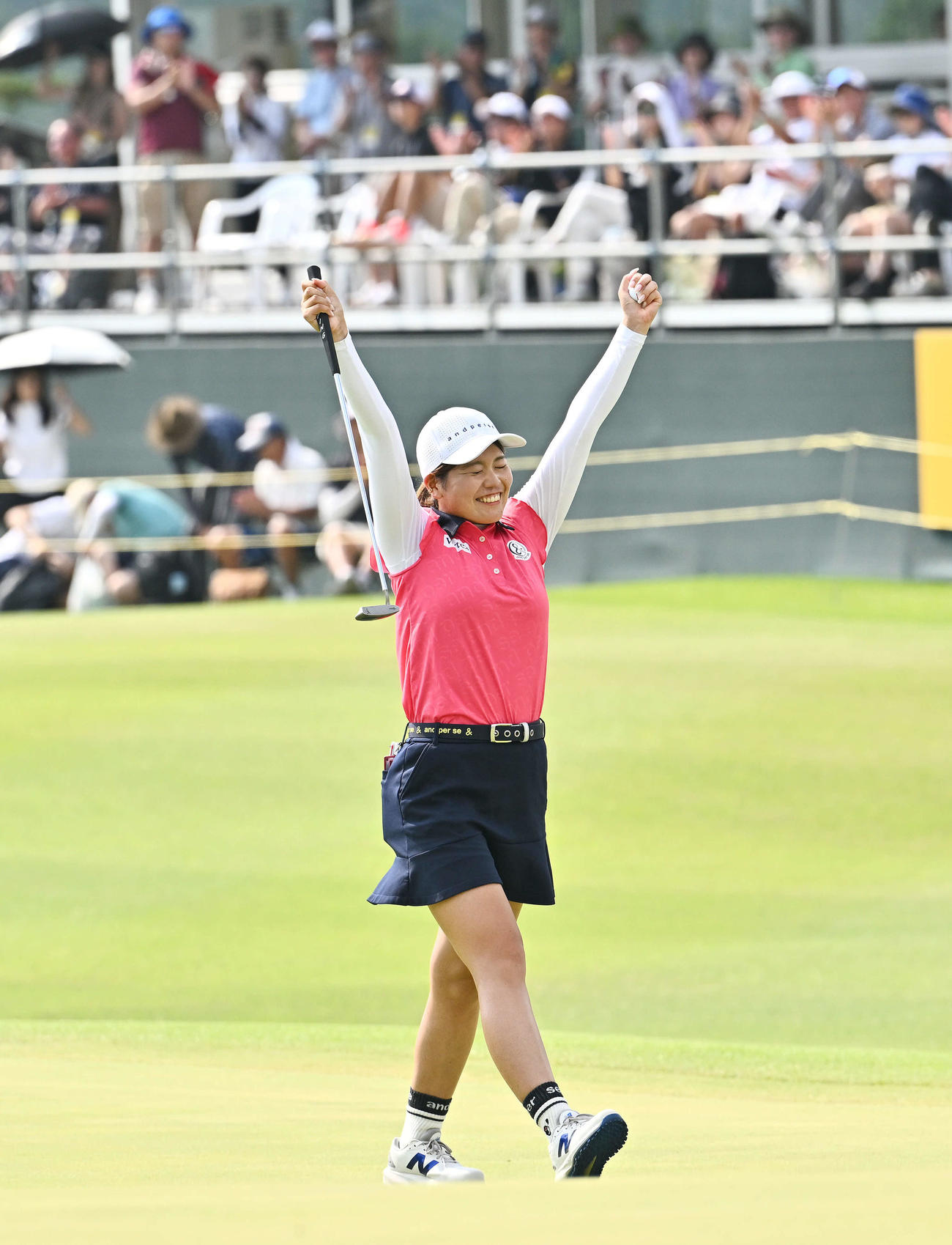 18番、優勝を決めガッツポーズする桜井（撮影・滝沢徹郎）