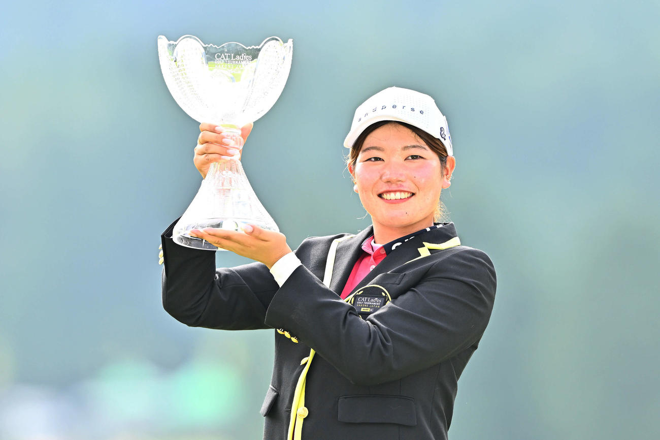 表彰式で優勝トロフィーを掲げる桜井（撮影・滝沢徹郎）