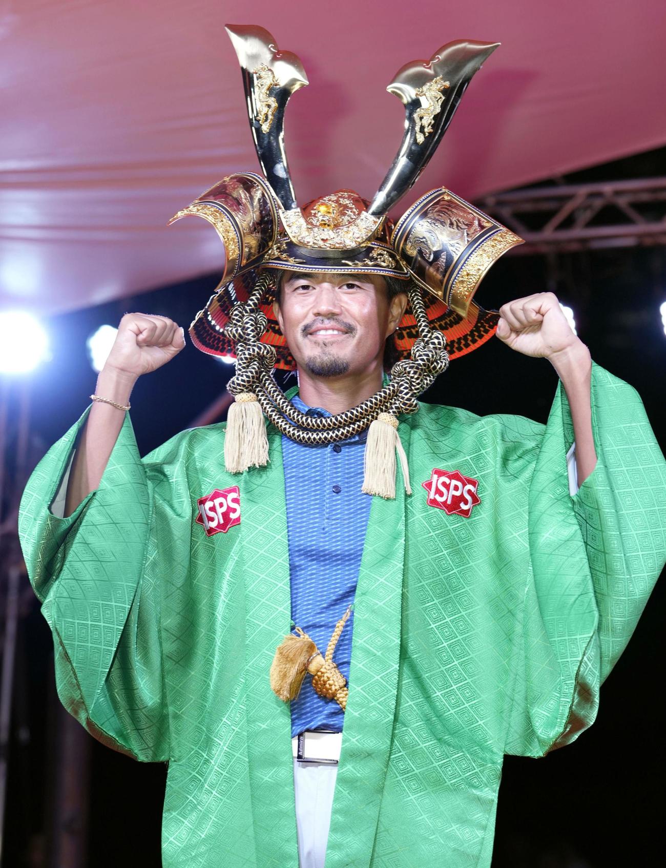 通算24アンダーで優勝した小平