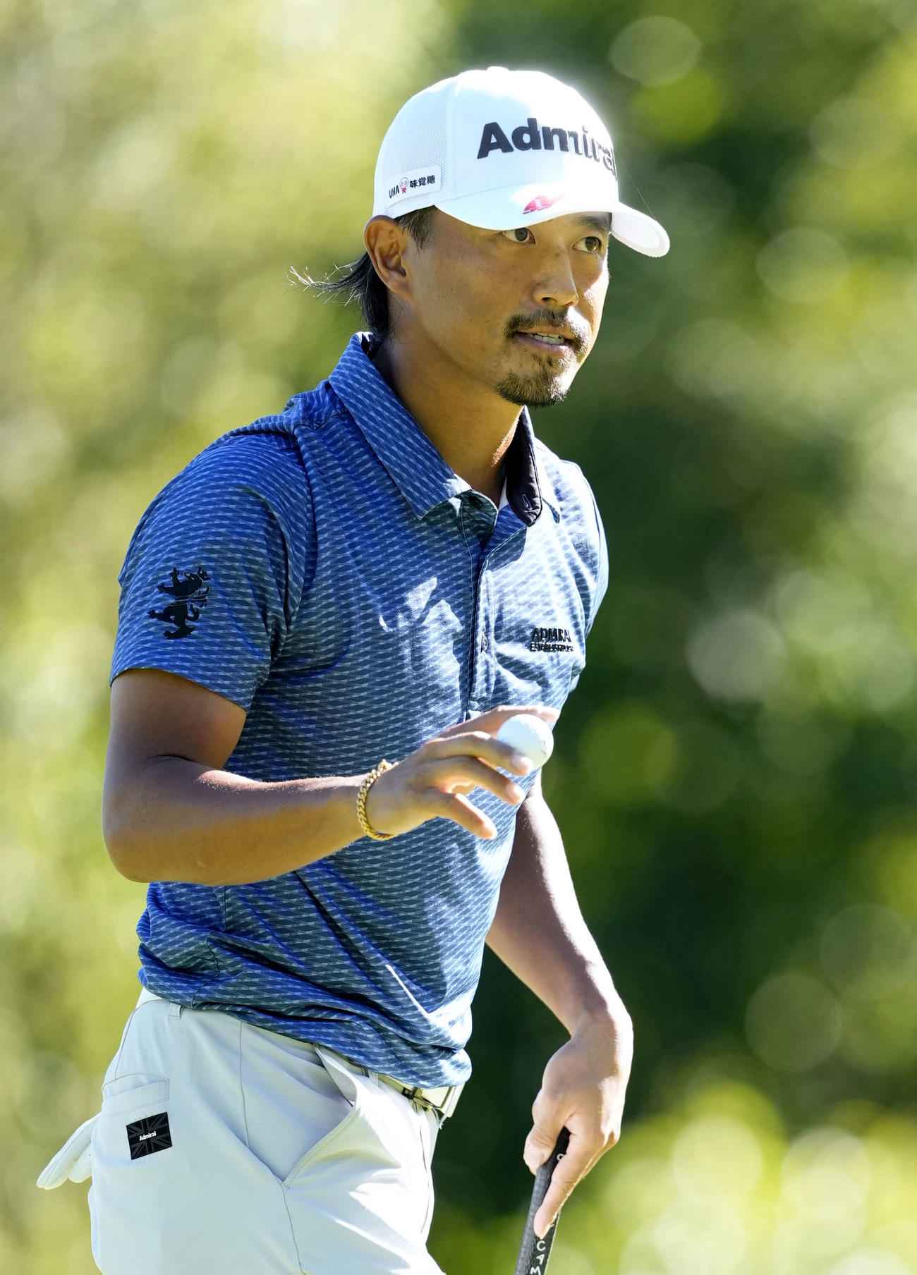 最終日、17番でイーグルパットを決め、声援に応える小平智。通算24アンダーで優勝（共同）