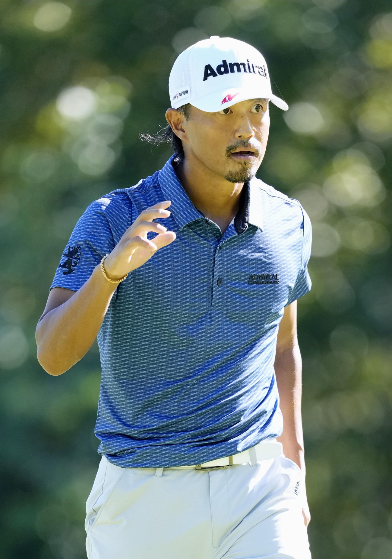 最終日、17番でイーグルパットを決め、声援に応える小平智。通算24アンダーで優勝（共同）