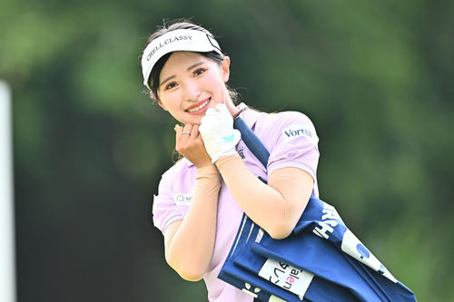 4番、ポーズを決める臼井（撮影・滝沢徹郎）