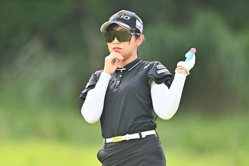 4番、ティーショットを放つ菅沼（撮影・滝沢徹郎）