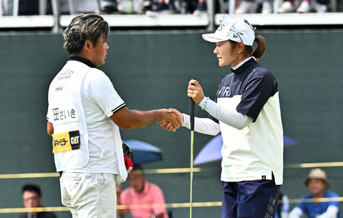 ホールアウトした藤田さいき（右）はキャディーと握手を交わす（撮影・滝沢徹郎）