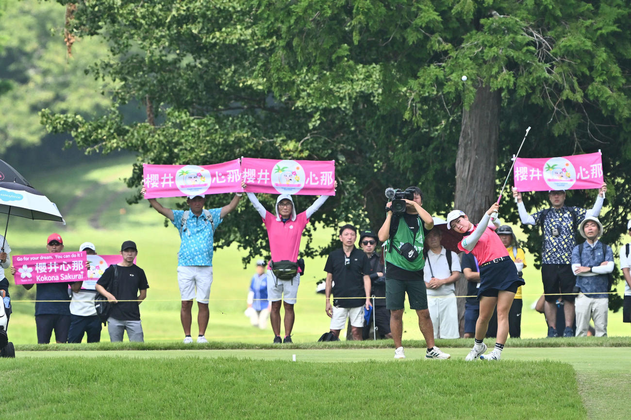 3番、ティーショットを放つ桜井（撮影・滝沢徹郎）