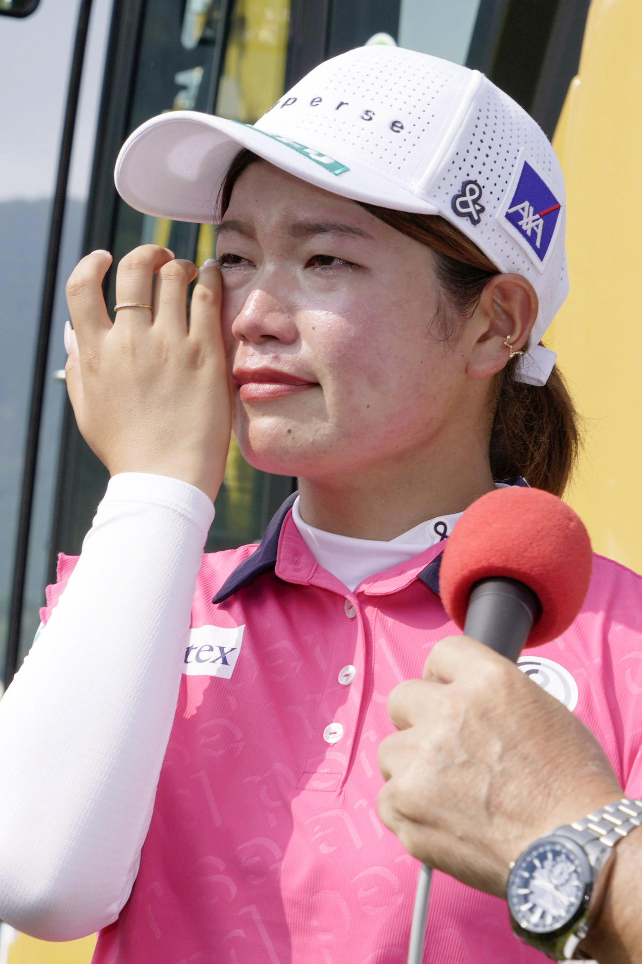 優勝インタビューで涙を拭う桜井心那（共同）