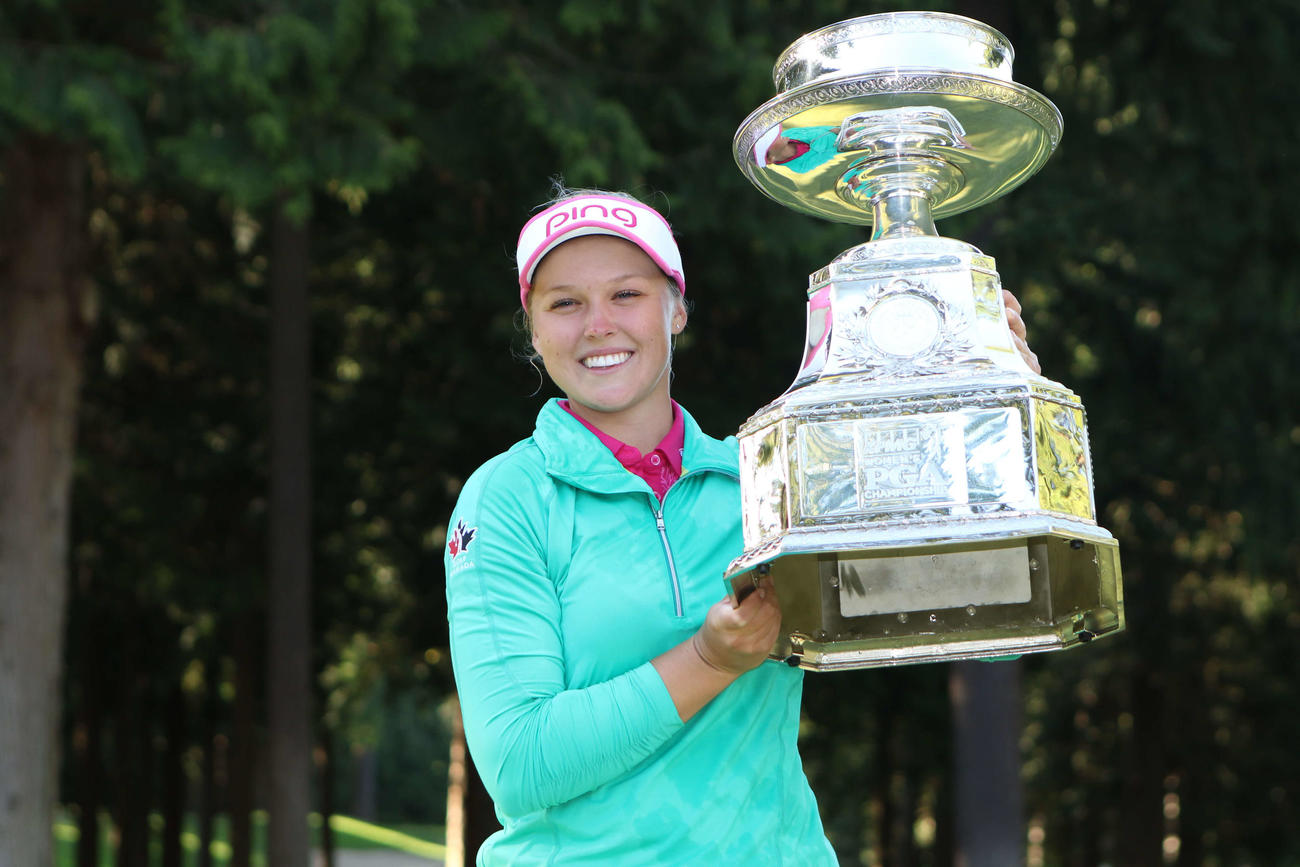 2016年6月　全米女子プロ選手権を制し笑顔で優勝カップを掲げるブルック・ヘンダーソン